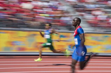 Edward avanza con facilidad a la semifinal en los 200 metros