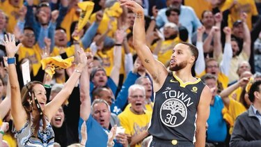 Curry vuelve y LeBron se lamenta pero gana