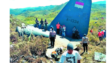 La caída de un avión militar deja 13 muertos