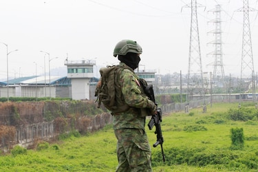 Un muerto y 48 presos fugados tras motín en una cárcel de Ecuador
