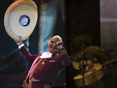Vicente Fernández graba corrido para apoyar a Hillary Clinton