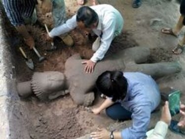 Hallan en Camboya una estatua de Angkor