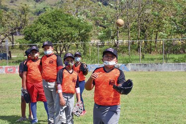 Una academia que promueve un béisbol igual para todos 