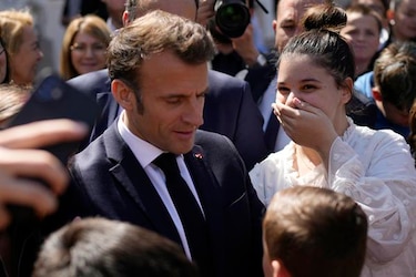 Las protestas siguen a Emmanuel Macron, a quien incluso le lanzan huevos  