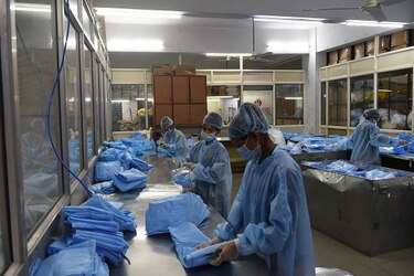 China admite ‘insuficiencias’ en combate al coronavirus y muertos suman 425