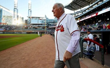 Bobby Cox, ex mánager de Bravos de Atlanta, con problemas de salud
