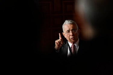 Jueza colombiana mantiene abierto caso contra Uribe con posibilidad de llevarlo a juicio