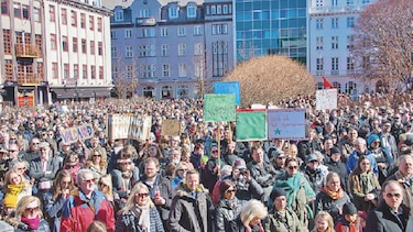 Gobierno afina estrategia; convoca a los sectores financiero y legal