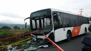 Dos personas fallecen tras accidente entre un Metro Bus y un sedán en Cabuya