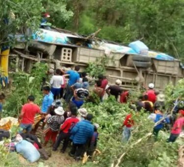 Bolivia: Vehículo cae en barranco, hay  17 muertos