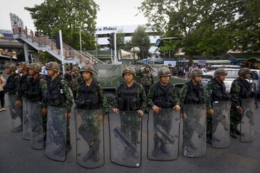 Junta prohíbe protestas contra el golpe en Tailandia