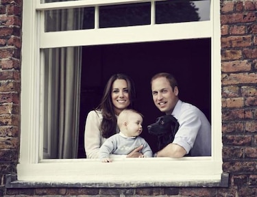 Foto oficial príncipe George y sus padres