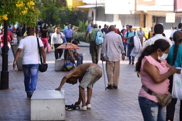 La capital no se detiene: el tráfico se mantiene activo, y la gente sigue en las calles