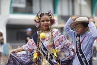 Así transcurren los coloridos desfiles por el día de los Símbolos Patrios