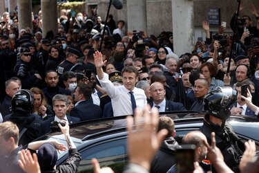 Lanzamiento de tomates cherry contra Macron cerca de París