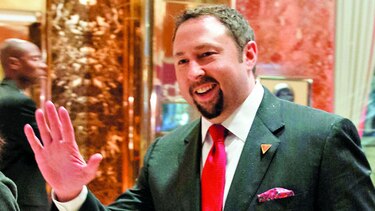 Renuncia portavoz de Donald Trump