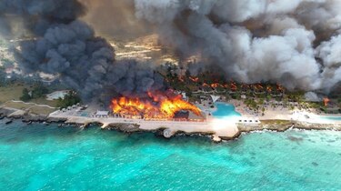 Muere una mujer y desalojan a 1,700 turistas en República Dominicana por un incendio voraz en un hotel de lujo