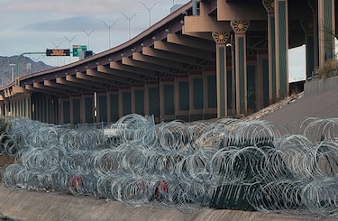 El cerco de púas de Texas con México persiste pese al fallo judicial y migrantes heridos