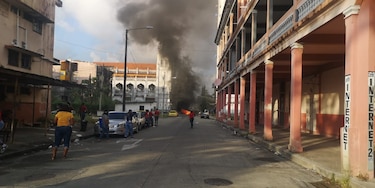Arrestan a unas 15 personas tras protestas y cierres de calles en Colón
