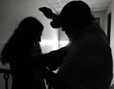 Cinco años de cárcel a hombre por violencia doméstica psicológica; juez conmuta pena por trabajo comunitario