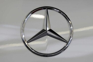 Trabajadores de Mercedes combaten expansión a autos eléctricos