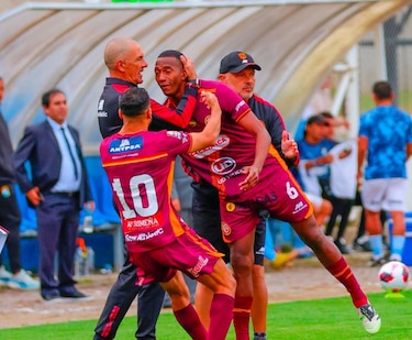 Abdiel Ayarza encara a la afición en medio del caos tras derrota en Perú