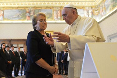 El papa Francisco y presidenta Michelle Bachelet hablan de la despenalización del aborto en Chile