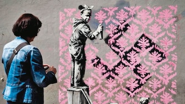 Banksy pinta París con murales sobre la inmigración