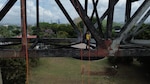 Con el embajador presente, ingenieros de Estados Unidos evalúan el puente de las Américas