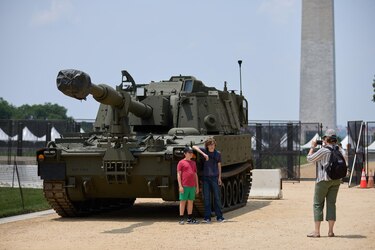 Trump asegura tener los fondos federales para pagar a tropas durante el cierre de gobierno
