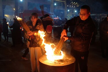 Asia recibe el Año Nuevo Lunar con banquetes y ceremonias