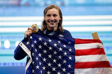 Katie Ledecky iguala a su compatriota Jenny Thompson como la nadadora con más oros olímpicos