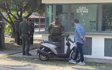 Dos hombres arrojan una granada a un centro de la Policía de Cali