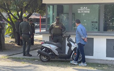 Dos hombres arrojan una granada a un centro de la Policía de Cali