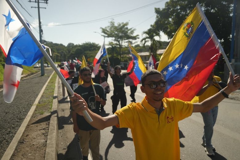 Organizaciones obreras y estudiantiles protestan ante la Embajada de Estados Unidos por la invasión