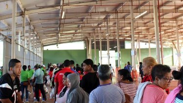 Ciudadanos madrugan y hacen largas filas para la Naviferia en Merca Panamá