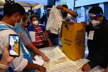 Bukele alcanza contundente respaldo en elecciones legislativas de El Salvador
