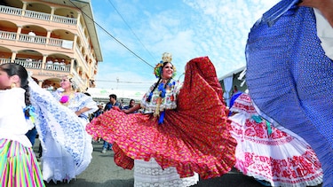 Desfile de las Mil Polleras