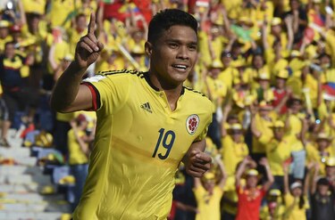 Colombia se estrena con sufrida victoria sobre Perú