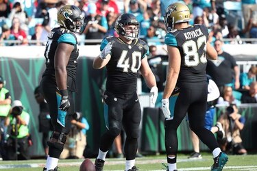 Jaguars arrollan a Texans y avanzan a los 'playoffs'