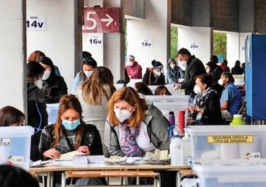 Miles chilenos votan en el plebiscito pese a la pandemia 
