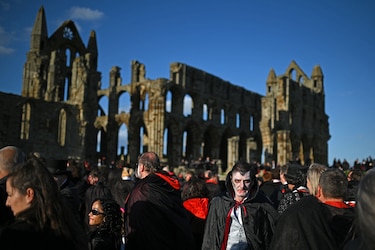 Fans de ‘Drácula’ baten récords de vampiros en el Reino Unido