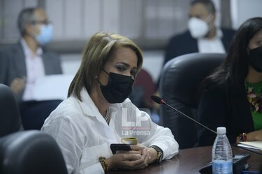 Reaparece la directora de la Lotería; pide un traslado de partida para la compra de vehículos
