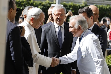 El papa llega caminando al hospital donde será operado