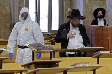 Israel confina 30 localidades para frenar aumento de casos de coronavirus