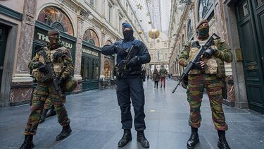 Bruselas está paralizada mientras sigue búsqueda de terroristas