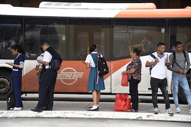 MiBus lanza plan piloto con 17 buses medianos para rutas de baja demanda