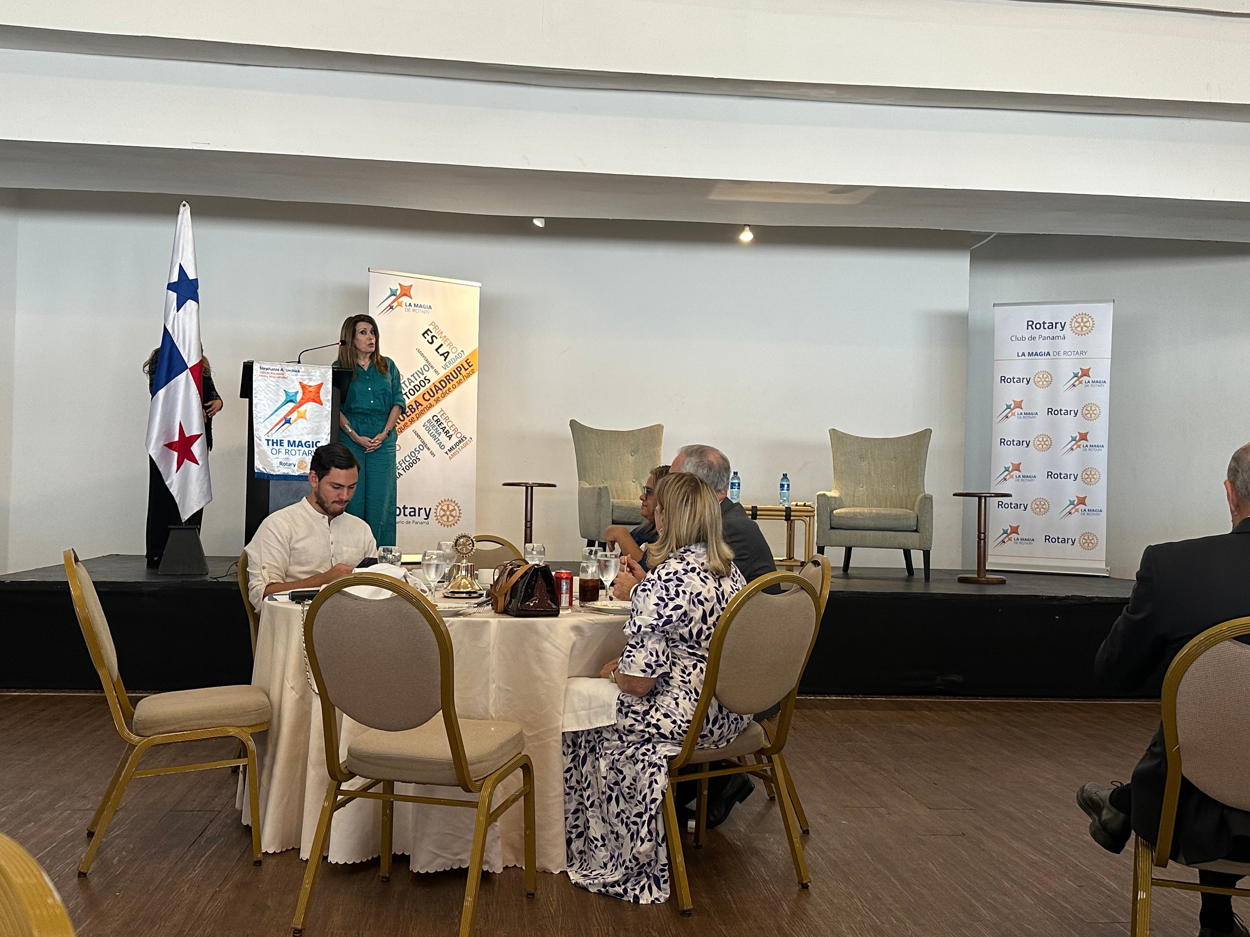 El conversatorio con el exdiputado Juan Diego Vásquez fue organizado por el Club Rotario de Panamá. L/P
