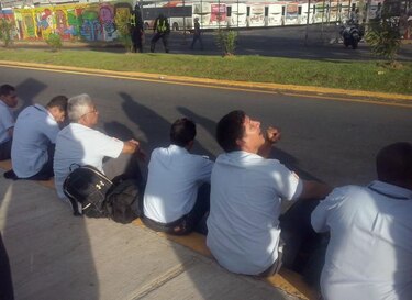 Conductores de Metro Bus protestan; usuarios afectados por falta de servicio
