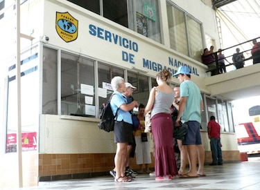 Cuatro aseguradoras compiten por contrato millonario de seguro gratuito para turistas